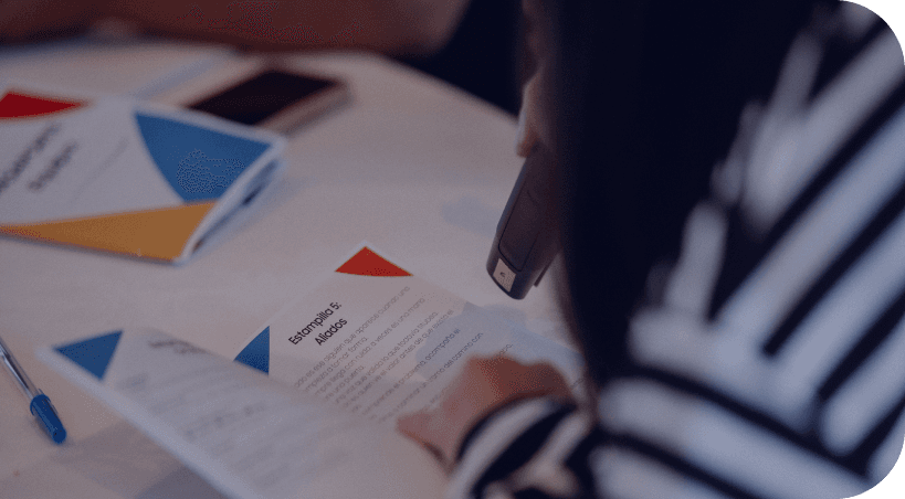 Estudiante frente a pizarra